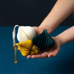 Christmas Honeycomb Baubles Decorations - 3 Pack -Perfect Party Store FOREST HON DEC 01 2 755791ef f13b 4639 94a4 af1f1e2b2d33